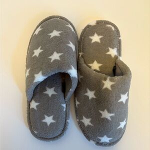 Cozy Gray Star Slippers NWOT